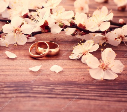 Fotografie de inele de logodna pe fundal de flori
