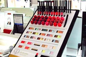 Cum să testați corect produsele cosmetice într-un magazin, este util pentru frumusețe