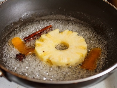 Cum să gătești ananas, prăjit în sirop picant - o rețetă dovedită pas cu pas cu o fotografie pe delicioasă