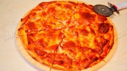 Cum să gătești pizza italiană cu mozzarella