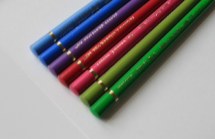 Hogyan rajzoljunk egy bőr színes ceruzák