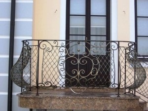 Balustrade forjate ceea ce este, avantajele și dezavantajele unui astfel de gard, o fotografie a opțiunilor frumoase de balustradă