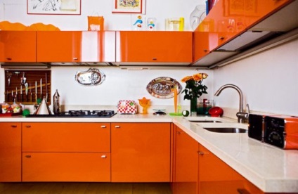 Bucătărie în culori oranj