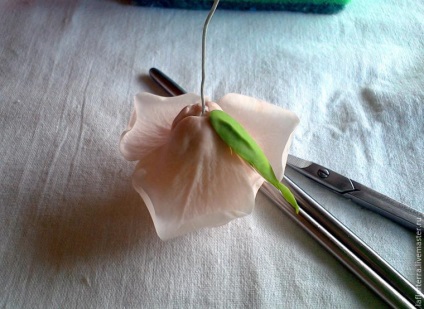 Sculptăm sepalele pentru un trandafir din argilă polimerică - târg de maeștri - manual, manual