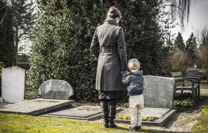 Este posibil să se ia copii la cimitir, experiența din diferite țări, sfatul unui psiholog