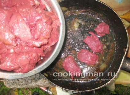 Caverna de carne prăjită cu ceapă - gătit pentru bărbați