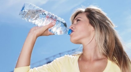 Umplerea sticlelor cu apă este în mod repetat periculoasă pentru sănătate