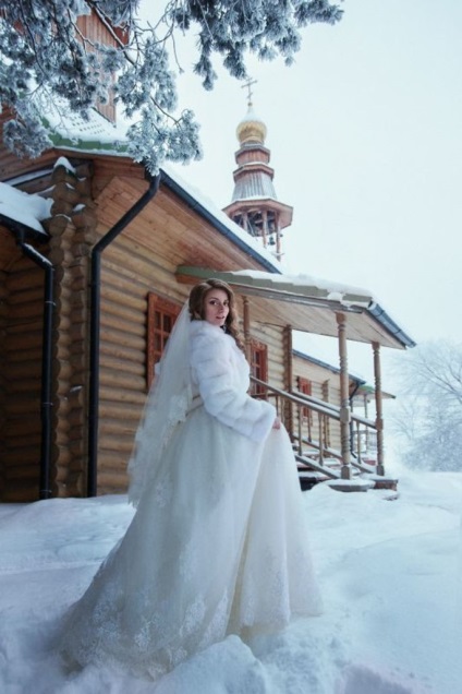 O întrebare urgentă este cum să alegeți mantia potrivită pentru o rochie de mireasă în sezonul rece