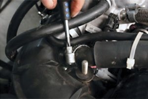 Niva de curățare a sistemului de ventilație a carterului 2 - repararea și reglarea modelului Chevrolet