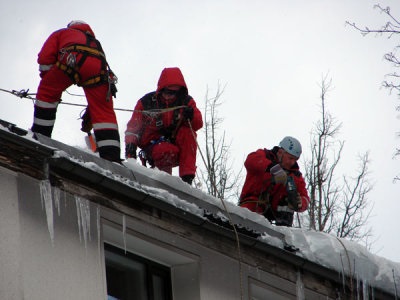 Tisztítás és hóeltakarítás a tető a ház - tetővédelmi jégből és jégcsapok