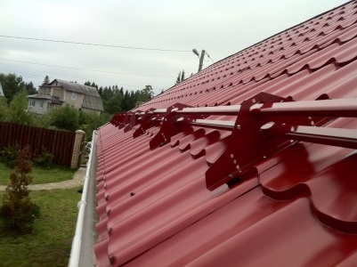 Curățarea și curățarea zăpezii de pe acoperișul casei - protejarea acoperișului de îngheț și gheață