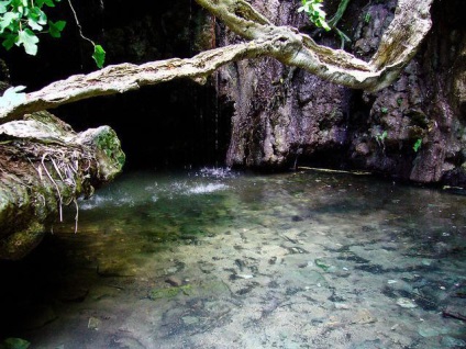 Acoperită de legendele Ciprului, afroditul de baie este un loc plin de farmec