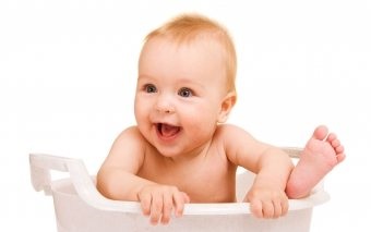 De ce are nou-născutul o bărbie care se frământa și pediatrii recomandă membrelor