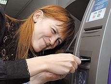 Privatbank a lansat o tehnologie unică de returnare a cardurilor confiscate de un ATM