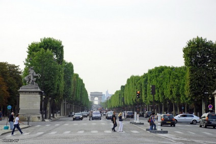 Mergeți prin Champs Elysées