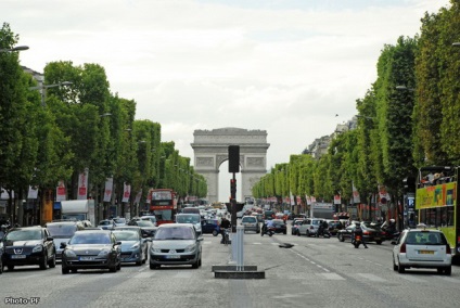 Mergeți prin Champs Elysées