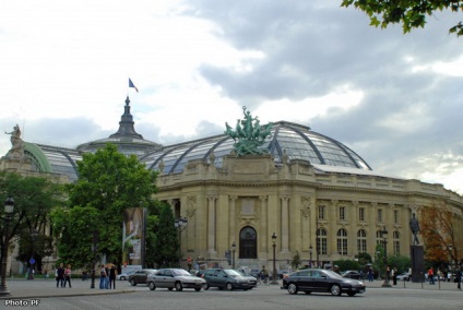 Mergeți prin Champs Elysées