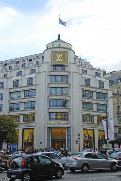 Mergeți prin Champs Elysées