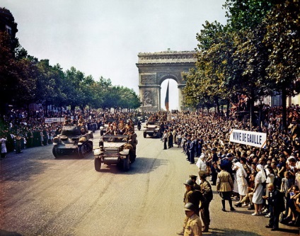 Mergeți prin Champs Elysées