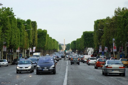 Mergeți prin Champs Elysées