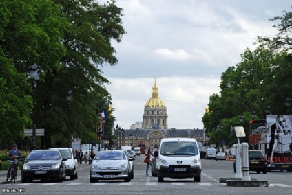 Mergeți prin Champs Elysées