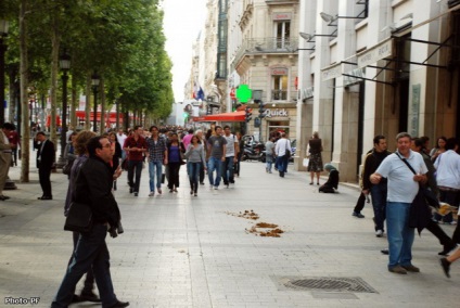 Mergeți prin Champs Elysées