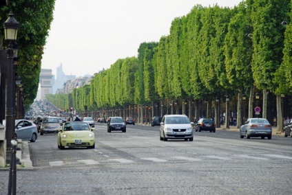 Mergeți prin Champs Elysées