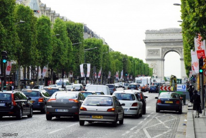 Mergeți prin Champs Elysées