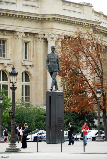 Mergeți prin Champs Elysées