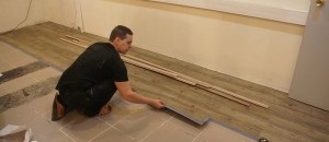Apartament renovare gresie podea de vinil