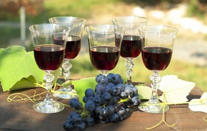 Rețete de vin din struguri negri, secrete ale alegerii ingredientelor și