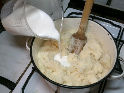 Rețetă - cartofi piure cu cârnați - mâncăruri laterale din cartofi