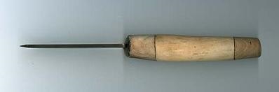 Mânerul cuțitului din cornul elanului este o armă populară