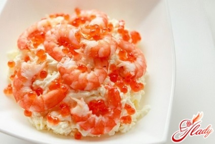 Salata cu caviar și creveți pentru iubitorii de fructe de mare
