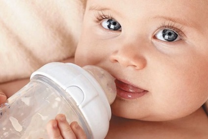Cât de mult lapte matern sau amestec trebuie să mănânce un nou-născut pentru o singură bucată