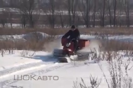 Snowmobilul din furnică cu fotografia ta de mâini