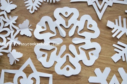 Fulgi de zăpadă din modele de hârtie pentru tăiere, imprimarea fulgilor de zăpadă din hârtie pentru noul an 2017