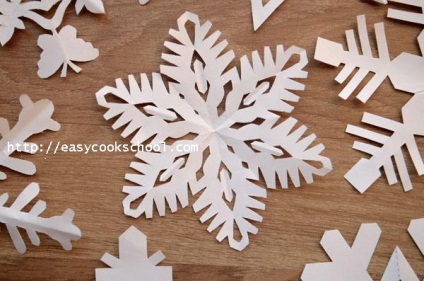 Fulgi de zăpadă din modele de hârtie pentru tăiere, imprimarea fulgilor de zăpadă din hârtie pentru noul an 2017