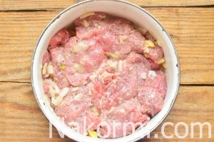 Juicy hússzeleteket marhahús tésztát a serpenyőben recept egy fotó