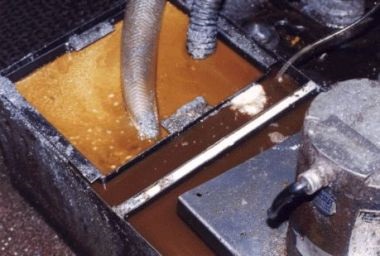 Metode de curățare a lichidului de lubrifiere-răcire