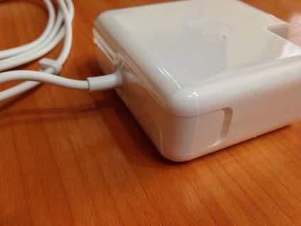 Hasonlítsa össze az eredeti 60W hálózati adapter MacBook Pro 13 és legfeljebb