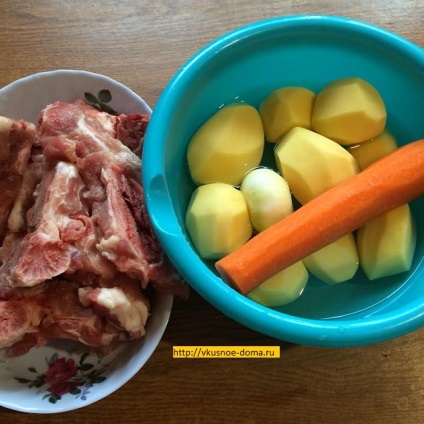Carne de porc coapte cu cartofi în cuptor