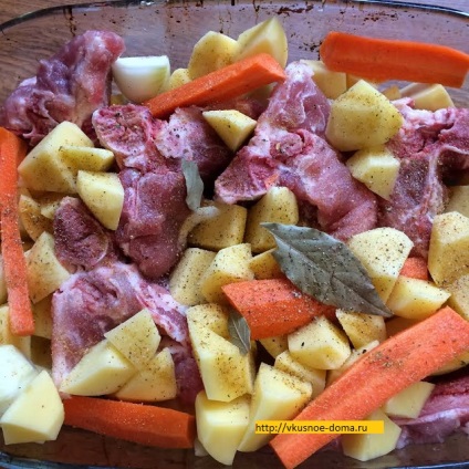 Carne de porc coapte cu cartofi în cuptor