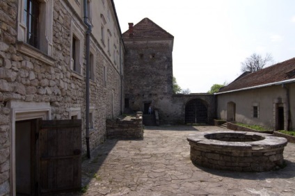 Svirzhsky Castle, Svirzh, ukraine fotografie, descriere, pe hartă