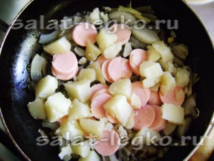 Salată caldă de cartof cu cârnați