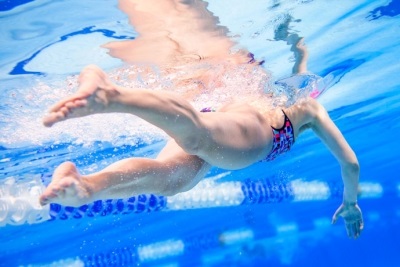 Tehnica crawling pentru începători cum să înotați în mod corespunzător pe piept, mângâiere și picior de lucru pas cu pas