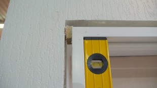 Instalare de picături de uși rezistente la umiditate (kapelli), atol