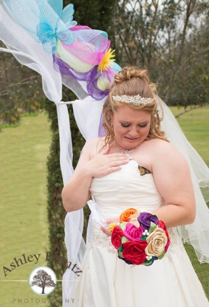 Văzând asta pe rochia ei de nuntă, își dădu seama - fiica decedată trimite felicitări