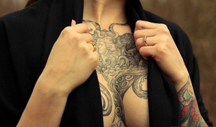 10 Exemple de tatuaje feminine pe piept și sub piept