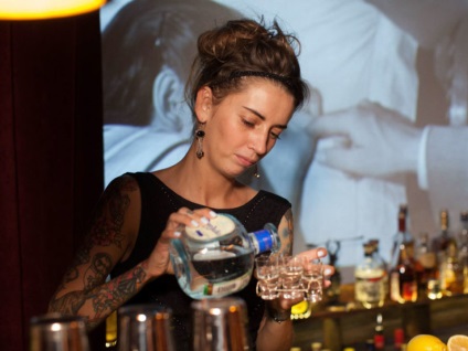 Anna Leontief, bar martinez